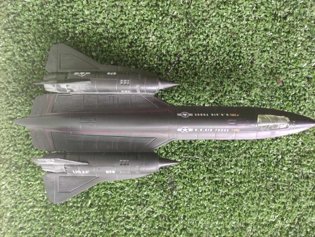 Blackbird plane toy top