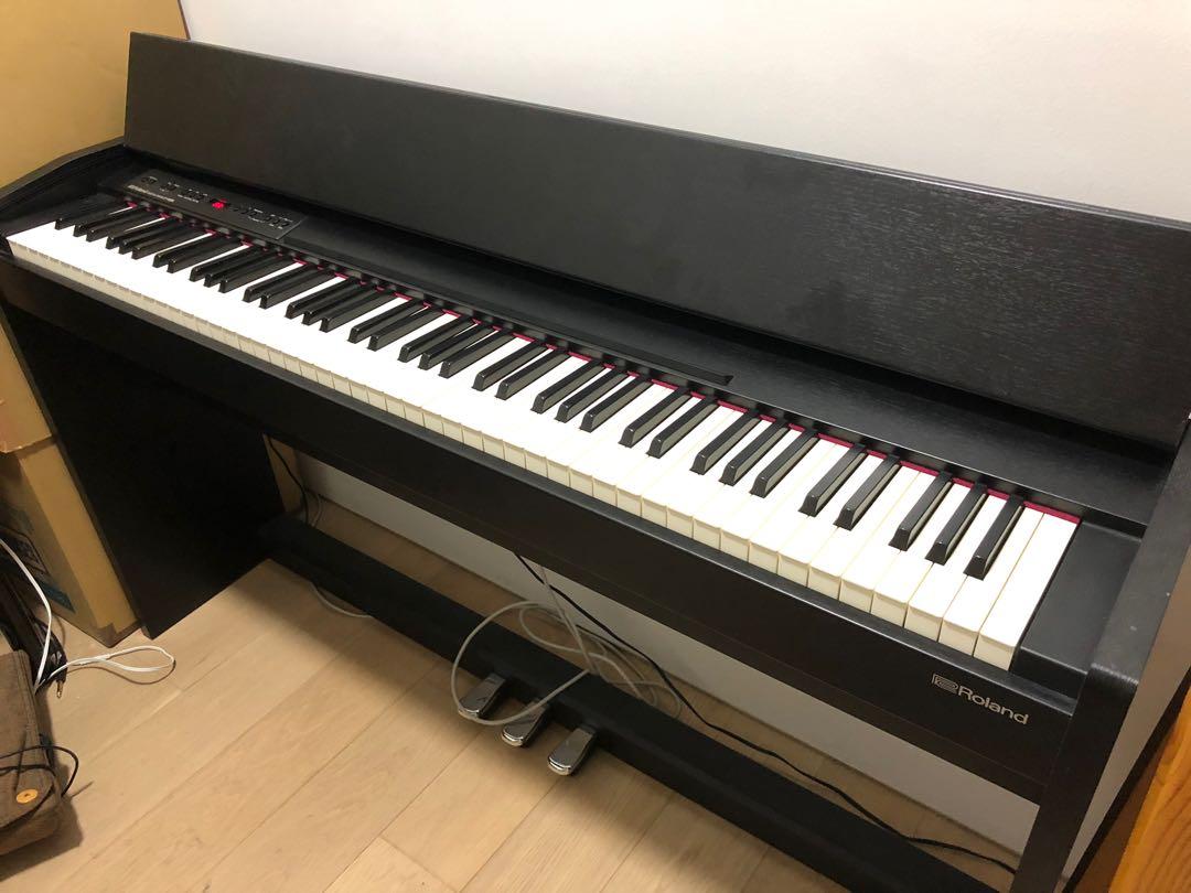 Roland F 140R Digital Piano