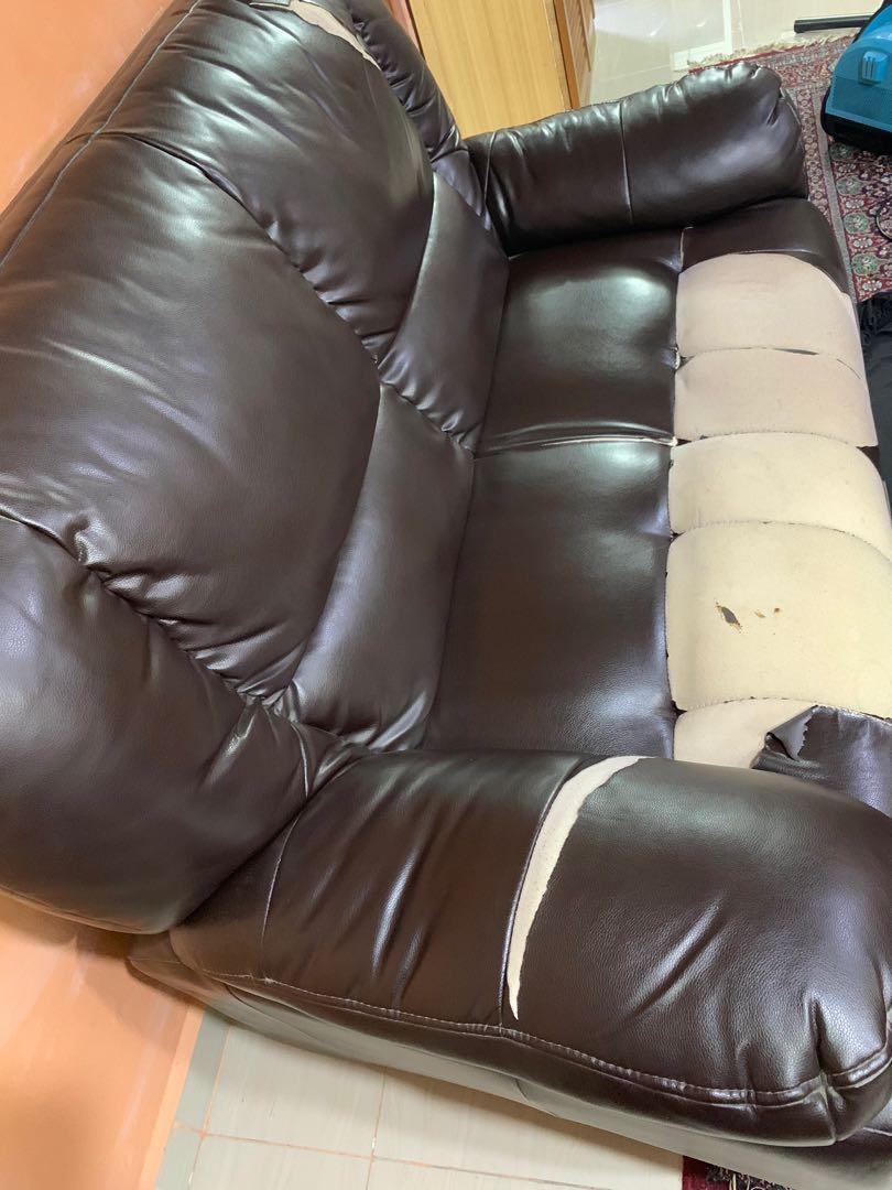 Sofa (Category: Sofas) located in Petaling Jaya. Submitted by daushatta (Listing ID 1074802211, Image 3). Description: Sofa untuk dilepaskan . Jualan clear rumah. Nego till letgo. Condition seperti dalam gambar, cushion Sedap cuma cover dah koyak. Kena arrange transporter sendiri.
