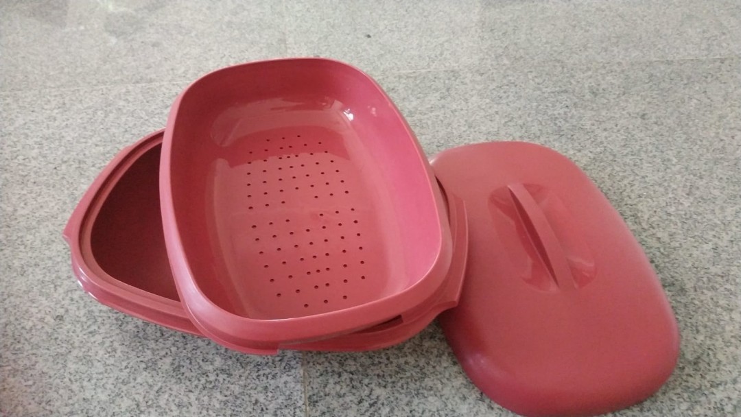 Tupperware strainer container, Furniture & Home Living, Kitchenware