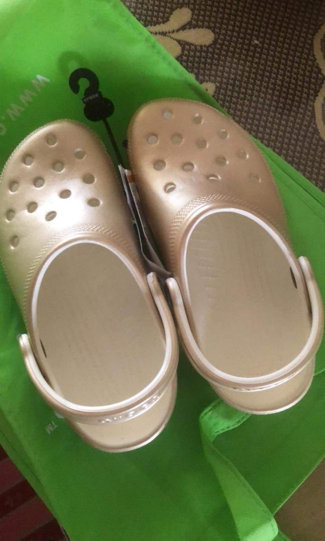 Metallic gold shop crocs
