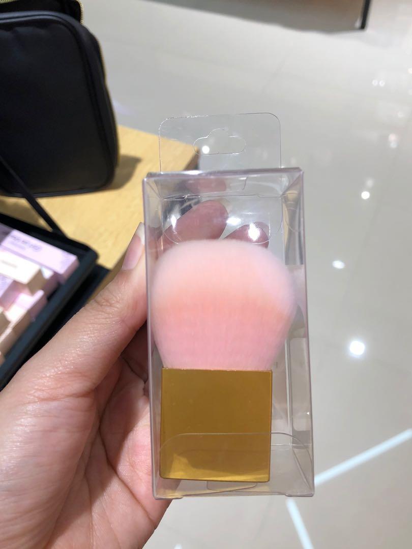 Kabuki powder brush square gold hand (Category: Makeup) located in Paranaque City. Submitted by gladkingphilippines (Listing ID 1074892401, Image 2). Description: .