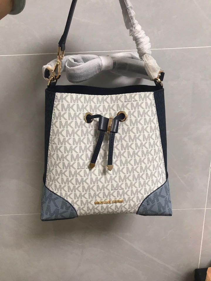 Michael Kors Mercer Gallery Bucket Bag Blue White with crossbody strap,  Women's Fashion, Bags & Wallets, Purses & Pouches on Carousell