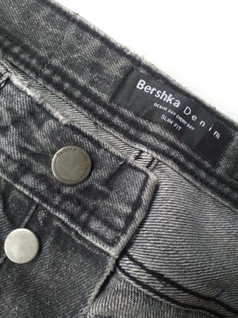 Bershka denim slim fit, Fesyen Pria, Pakaian , Bawahan di Carousell