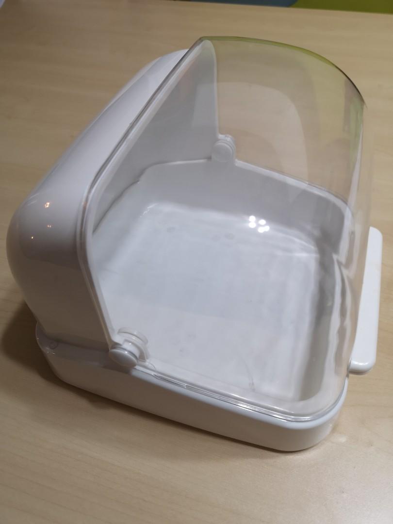 Bread Storage Container (Category: Food Organisation & Storage) located in Singapore. Submitted by pwlau123 (Listing ID 1075239653, Image 1). Description: Clean and fully functional. Roughly 23cm x 23cm x 17cm. Slight stain. see picture..