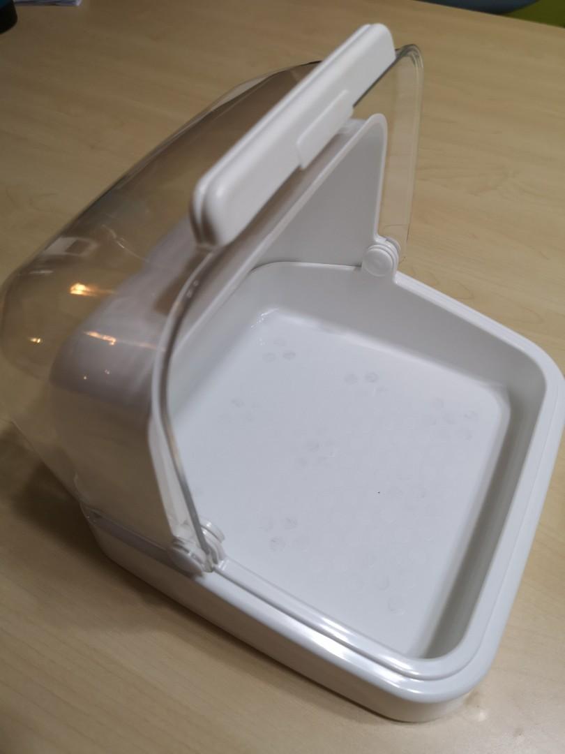 Bread Storage Container (Category: Food Organisation & Storage) located in Singapore. Submitted by pwlau123 (Listing ID 1075239653, Image 2). Description: Clean and fully functional. Roughly 23cm x 23cm x 17cm. Slight stain. see picture..