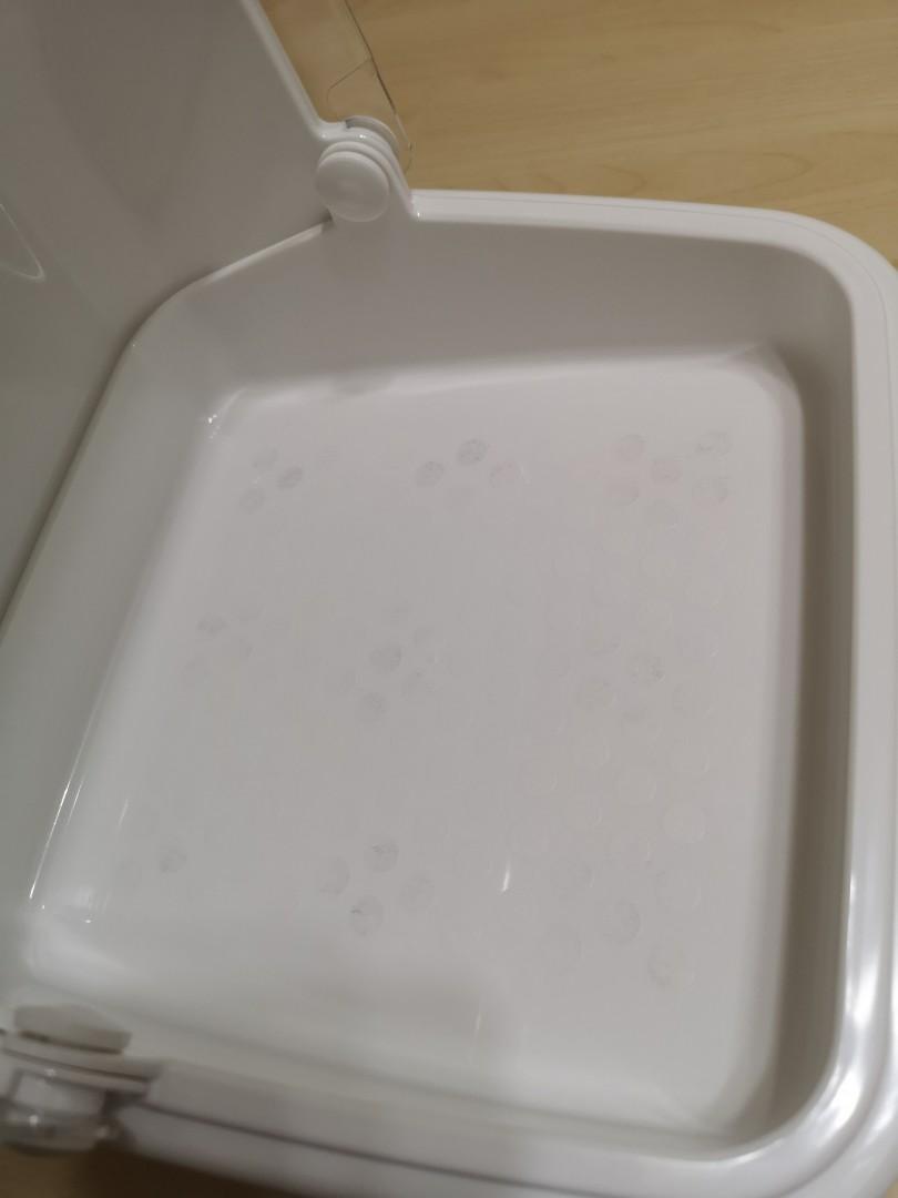 Bread Storage Container (Category: Food Organisation & Storage) located in Singapore. Submitted by pwlau123 (Listing ID 1075239653, Image 3). Description: Clean and fully functional. Roughly 23cm x 23cm x 17cm. Slight stain. see picture..