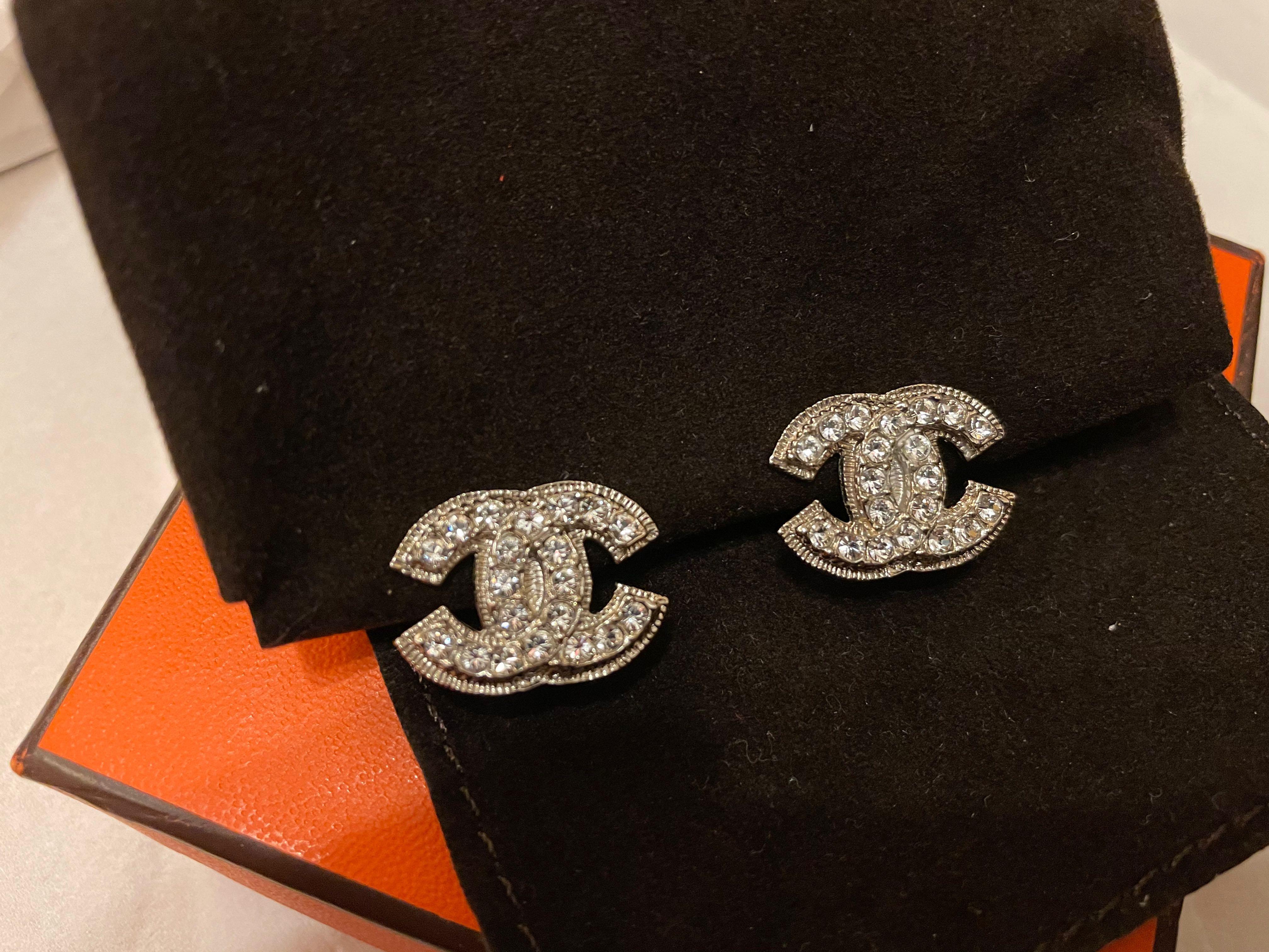 Chanel earrings ear clip on 耳環耳夾, 名牌, 飾物及配件- Carousell