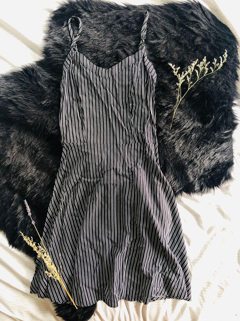 Cotton On Sleeveless Dress (Category: Dresses) located in Quezon City. Submitted by monmonmon13 (Listing ID 1075134525, Image 1). Description: Cotton On Sleeveless Dress Black and White Stripes pattern A-line dress cut Ruched/garterized torso area Adjustable shoulder strap In mint condition. No damages or stains. Size: XXS Preloved ❤️ Newly-laundered for your safety 🥰.