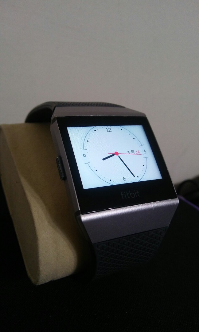 Fitbit Ionic健康智能錶, 名牌精品, 精品手錶在旋轉拍賣