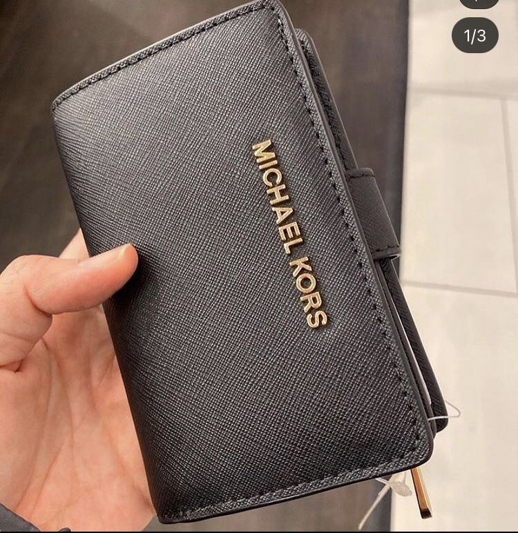 Michael Kors Medium Wallet, Luxury, Bags & Wallets on Carousell