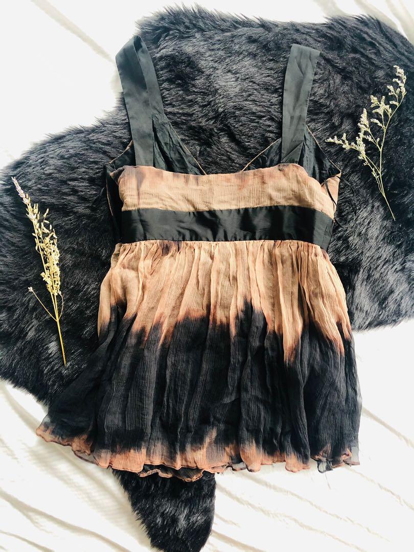 Zara Sleeveless Top (Category: Sleeveless) located in Quezon City. Submitted by monmonmon13 (Listing ID 1075125220, Image 2). Description: Zara Basic Sleeveless Top Brown-Black gradient Tulle-like bottom accent With side-zipper (functioning well) In mint condition. No damages or stains. Size: Medium (loose-fitting, plunging neckline) Preloved ❤️ Newly-laundered for your safety 🥰.