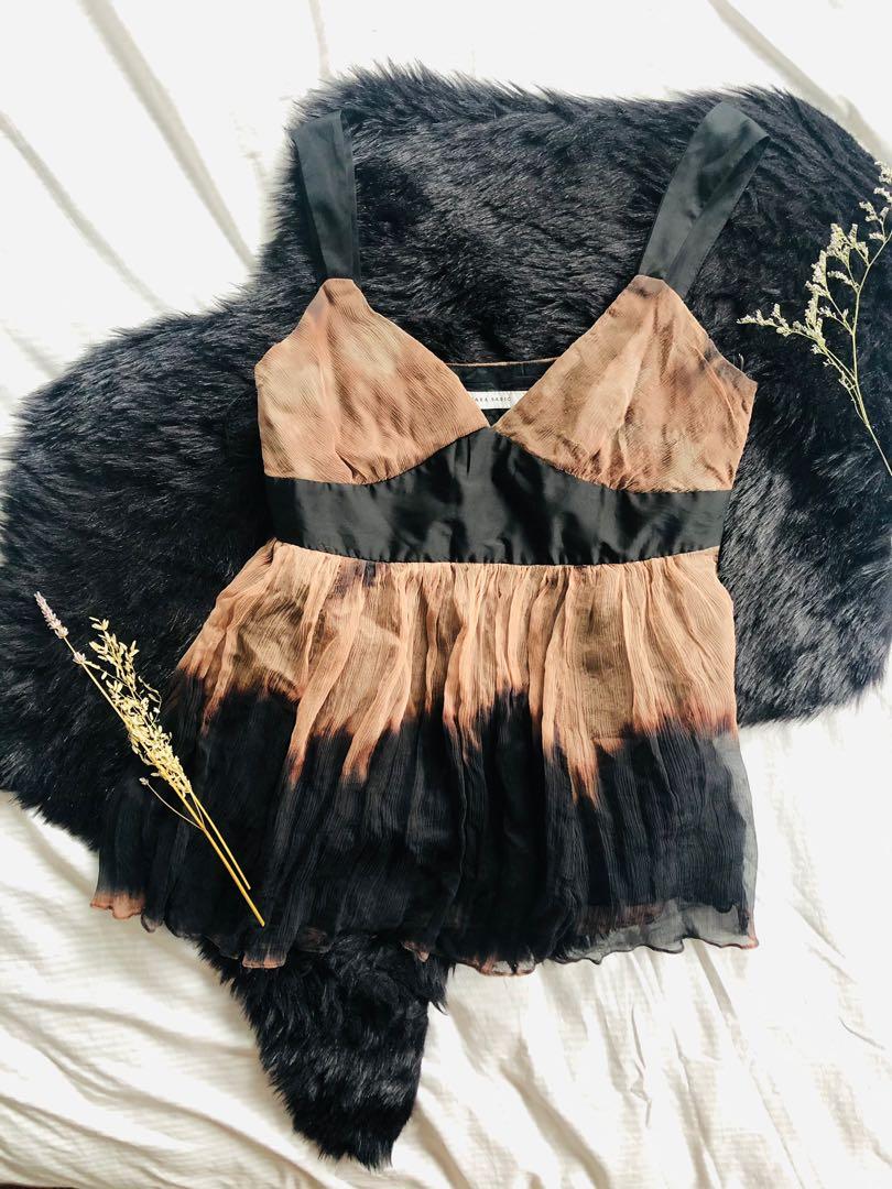 Zara Sleeveless Top (Category: Sleeveless) located in Quezon City. Submitted by monmonmon13 (Listing ID 1075125220, Image 1). Description: Zara Basic Sleeveless Top Brown-Black gradient Tulle-like bottom accent With side-zipper (functioning well) In mint condition. No damages or stains. Size: Medium (loose-fitting, plunging neckline) Preloved ❤️ Newly-laundered for your safety 🥰.