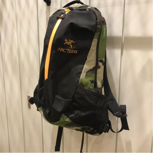 全新現貨] ARC'TERYX X BEAMS 別注ARRO 22 迷彩arcteryx, 男裝, 袋