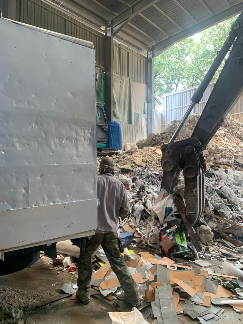 Cheap Mover and Furniture Delivery Service. Low Budget Disposal. Lorry Transportation with