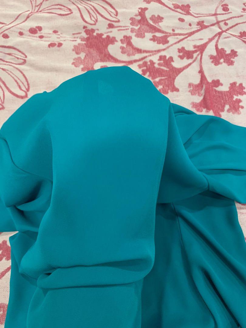 Pull & Bear top (Category: Other Tops) located in Kuala Lumpur. Submitted by nadhmin (Listing ID 1075392169, Image 3). Description: [colour in pic differ due to lighting] note that its true colour is more to emerald green, not turquoise. I feel like the last pic is the nearest to its true colour. Flare at the bottom which is perfect for those with thic thighs like me😂 Light, flowy material. Slightly jarang/sheer under light. Worn a couple of tim