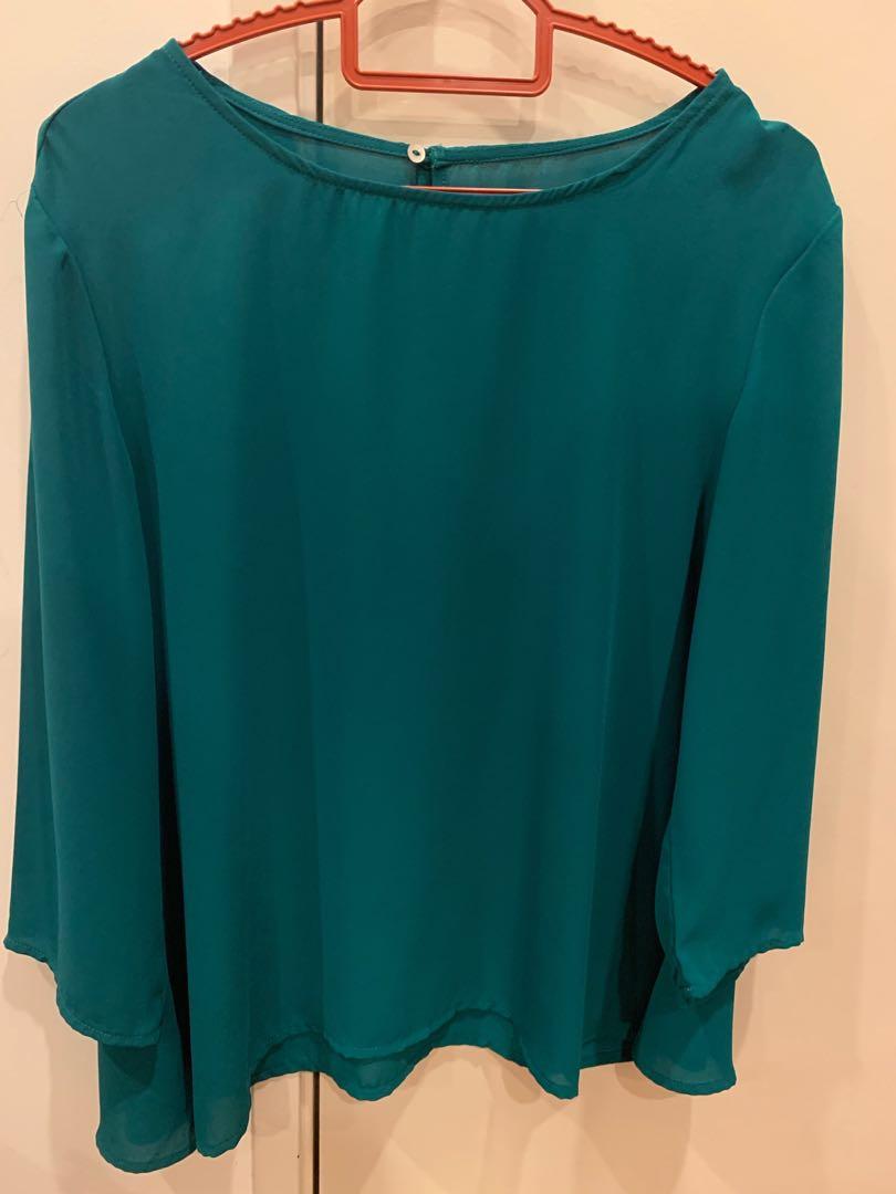 Pull & Bear top (Category: Other Tops) located in Kuala Lumpur. Submitted by nadhmin (Listing ID 1075392169, Image 2). Description: [colour in pic differ due to lighting] note that its true colour is more to emerald green, not turquoise. I feel like the last pic is the nearest to its true colour. Flare at the bottom which is perfect for those with thic thighs like me😂 Light, flowy material. Slightly jarang/sheer under light. Worn a couple of tim