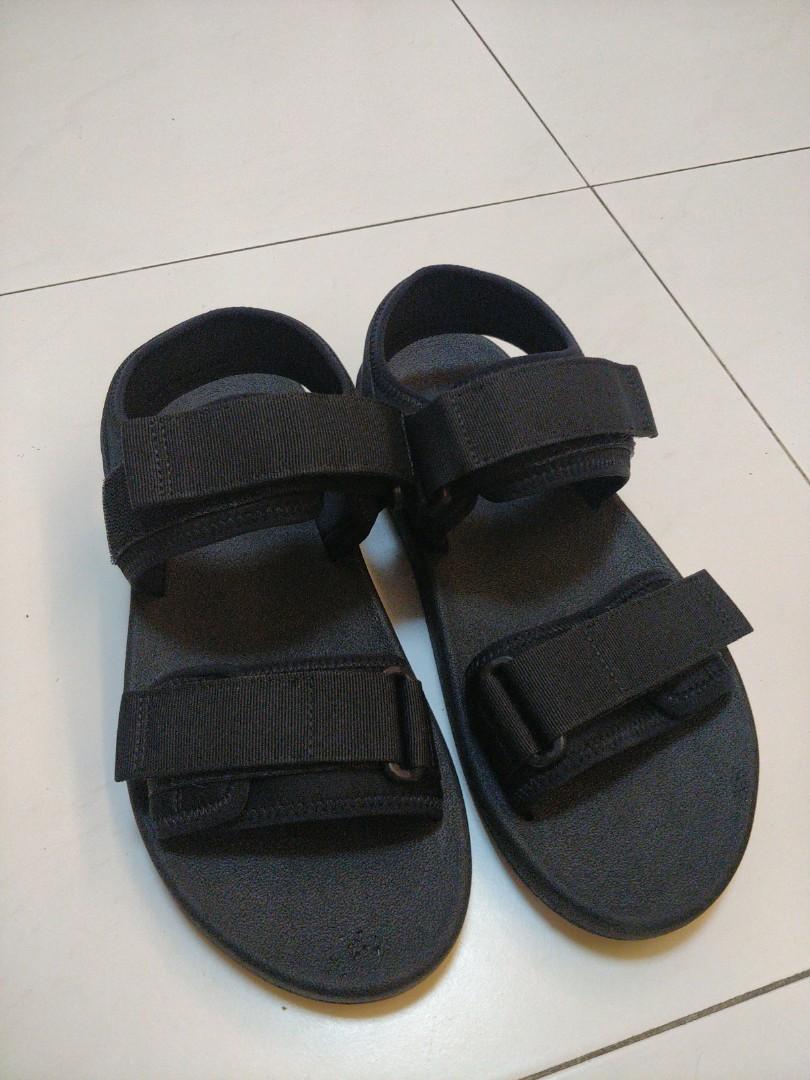 Uniqlo store tape sandals