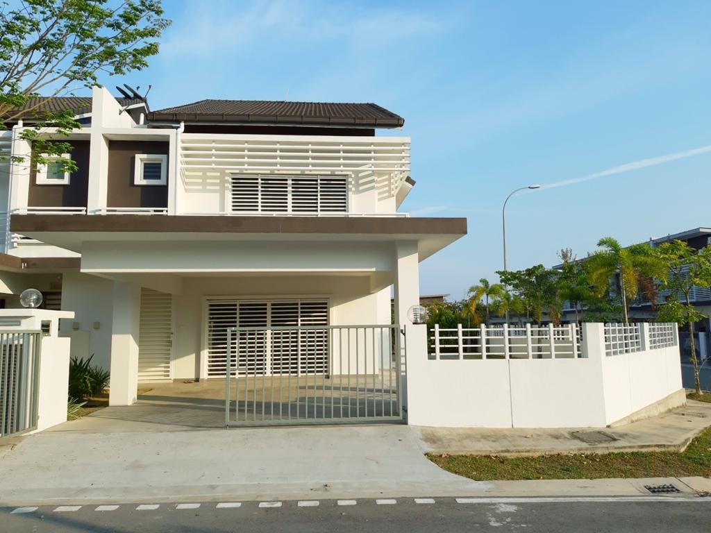 [CORNER LOT] Rumah Teres 2 Tingkat Laman Azalea Nilai Impian, Property