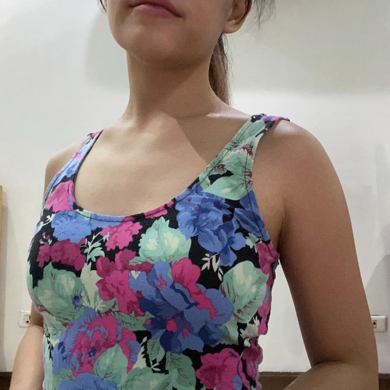 Forever 21 Blue Sleeveless Dress (Category: Dresses) located in Manila. Submitted by teasthings (Listing ID 1075503102, Image 3). Description: Forever 21 Floral Dress with Belt Loops • Size: S • Color: Floral, mostly blue • Style: Sleeveless, circle skirt, low back • Preloved • Well-kept, in excellent condition • Soft fabric Model’s measurements • Waist: 28 in • Height: 5 ft 2 in, 157 cm.