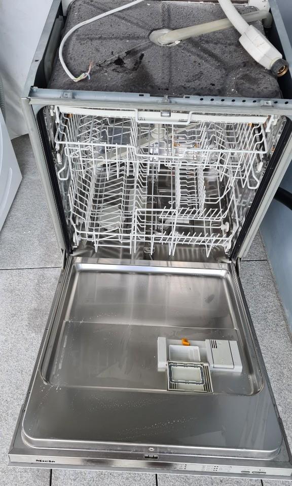 Miele integrated dishwasher g1172 scvi, TV & Home Appliances, Kitchen Appliances, Cookers on