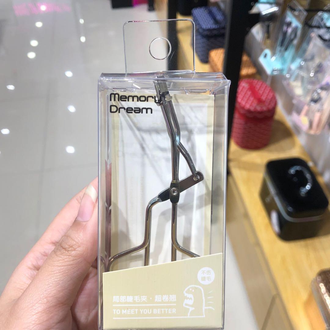 YP-681 eye curler (Category: Makeup) located in Paranaque City. Submitted by gladkingphilippines (Listing ID 1075548292, Image 2). Description: .