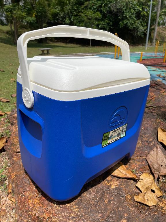 Igloo Island Breeze 28 Cooler Ice Box Majestic Blue White color Diablo Red White color