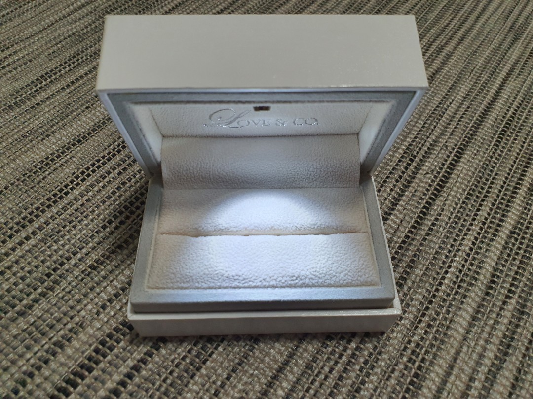 Love and co ring box with light