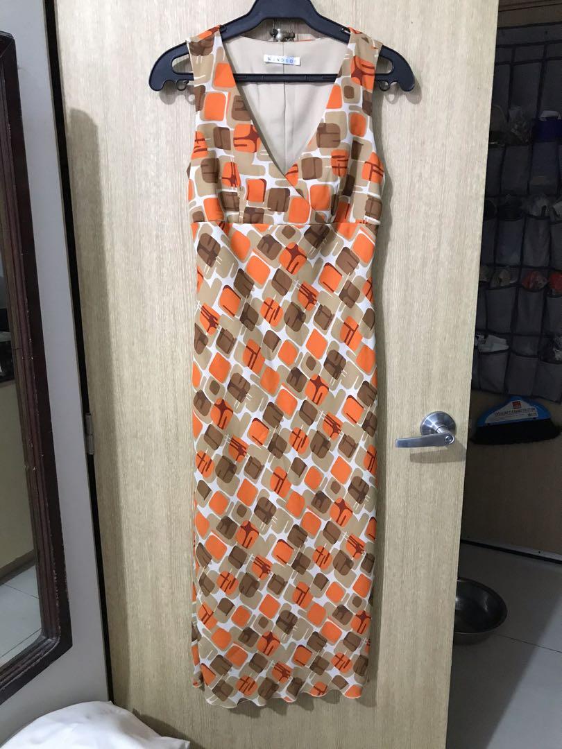 Printed sexy dress (Category: Dresses) located in Famy. Submitted by echolima21 (Listing ID 1075725810, Image 2). Description: 46 inches po ang haba 26 1/2 ang waist With lining Pasalubong from US Closet clean up and hindi na kasya Brand WINDSOR No zipper. In good condition.