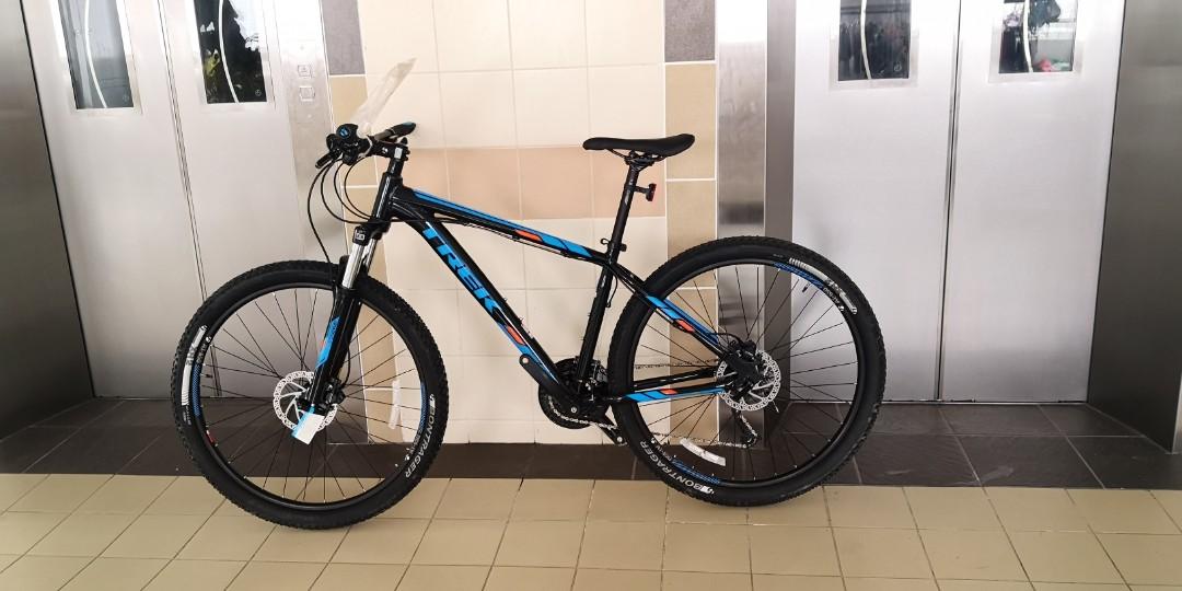 trek marlin 7 frame 17.5 and wheel set 27.5