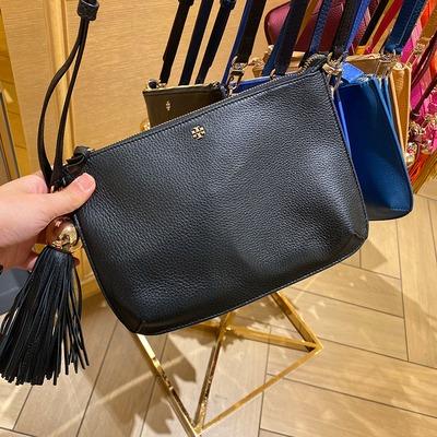 PREORDER) TORY BURCH - PEBBLED LEATHER TASSEL CROSSBODY 50671, Luxury, Bags  & Wallets on Carousell
