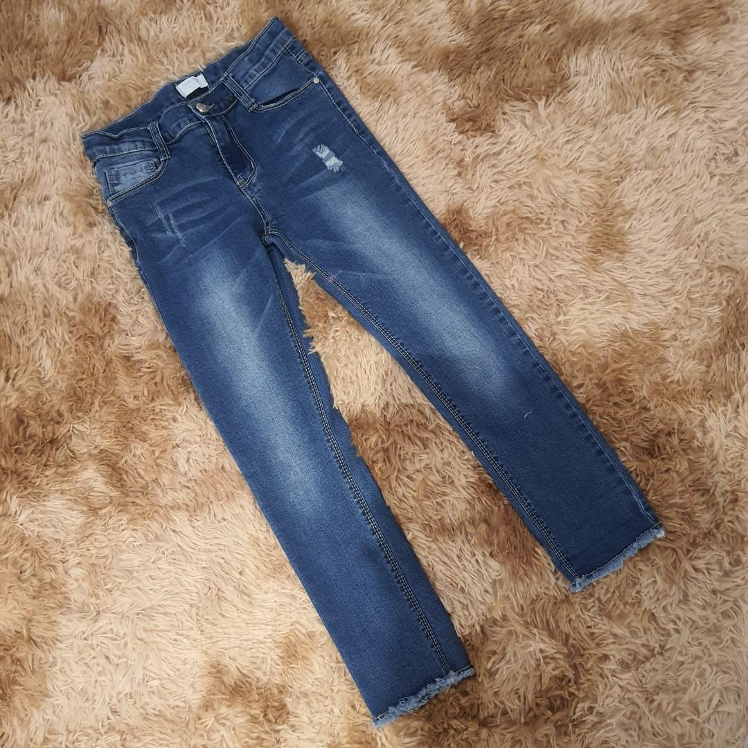 Robby Rabbit Denim Pants Size 8 (Category: Babies & Kids Fashion) located in Quezon City. Submitted by Jessesells (Listing ID 1076024420, Image 1). Description: Size 8.