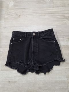 (Category: ) located in . Submitted by 2closets.co (Listing ID 1076023001, Image 1). Description: .
