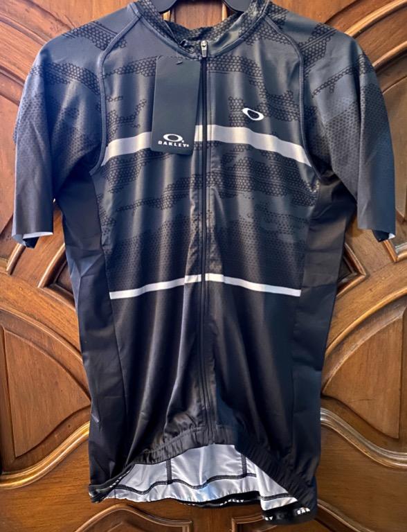 Oakley Jawbreaker Men's Cycling Jersey (XL/Blackout), Sports Equipment,  Bicycles & Parts, Bicycles on Carousell