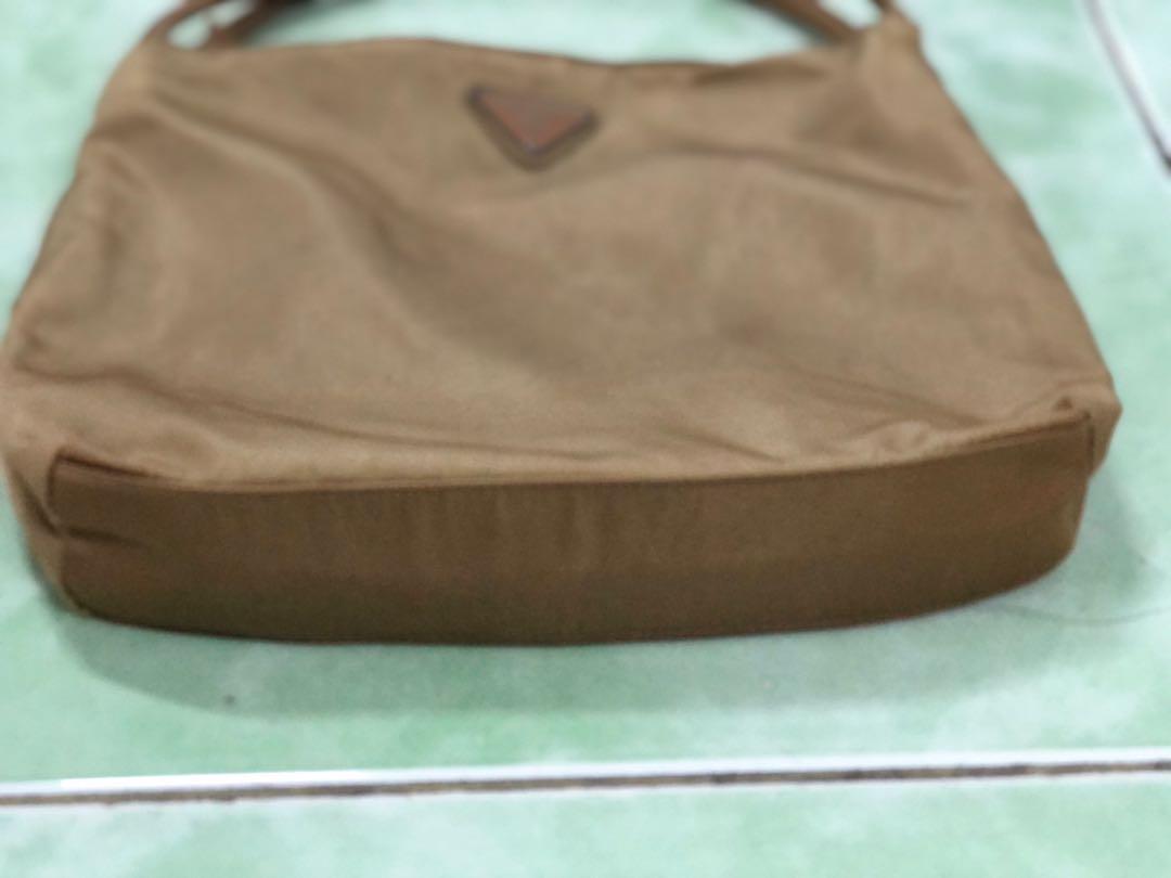 Pre-Loved Prada Handbag (Category: Tote Bags) located in Manila. Submitted by imjunelo (Listing ID 1076262339, Image 2). Description: with signs of usage please see photo -# 9 for your ref..