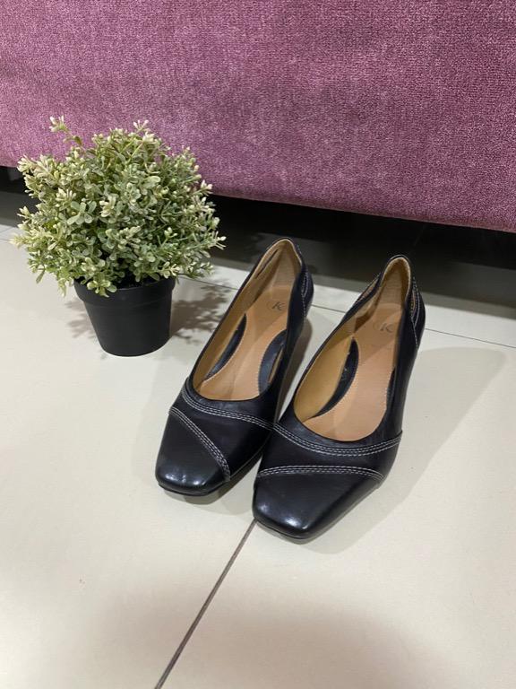 Clarks wide fit 2025 black court shoes