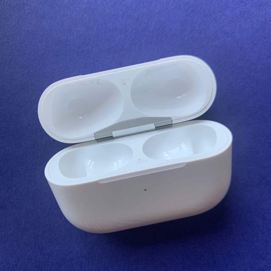 ‼️ORIGINAL AirPods Pro Charging Case ONLY‼️ (Category: Portable Audio Accessories) located in Mandaluyong City. Submitted by lady.lannister (Listing ID 1072663456, Image 3). Description: ‼️AirPods Pro Charging Case ONLY‼️ Works with AirPods Pro 💯 Original Pre-loved ✨ 4500 😘 Scratches and Dirt are evident on the case Replacement for your damaged or lost charging case ❤️ Disclaimer: Please make sure your AirPods Pro are original ONLY!!! 😊.