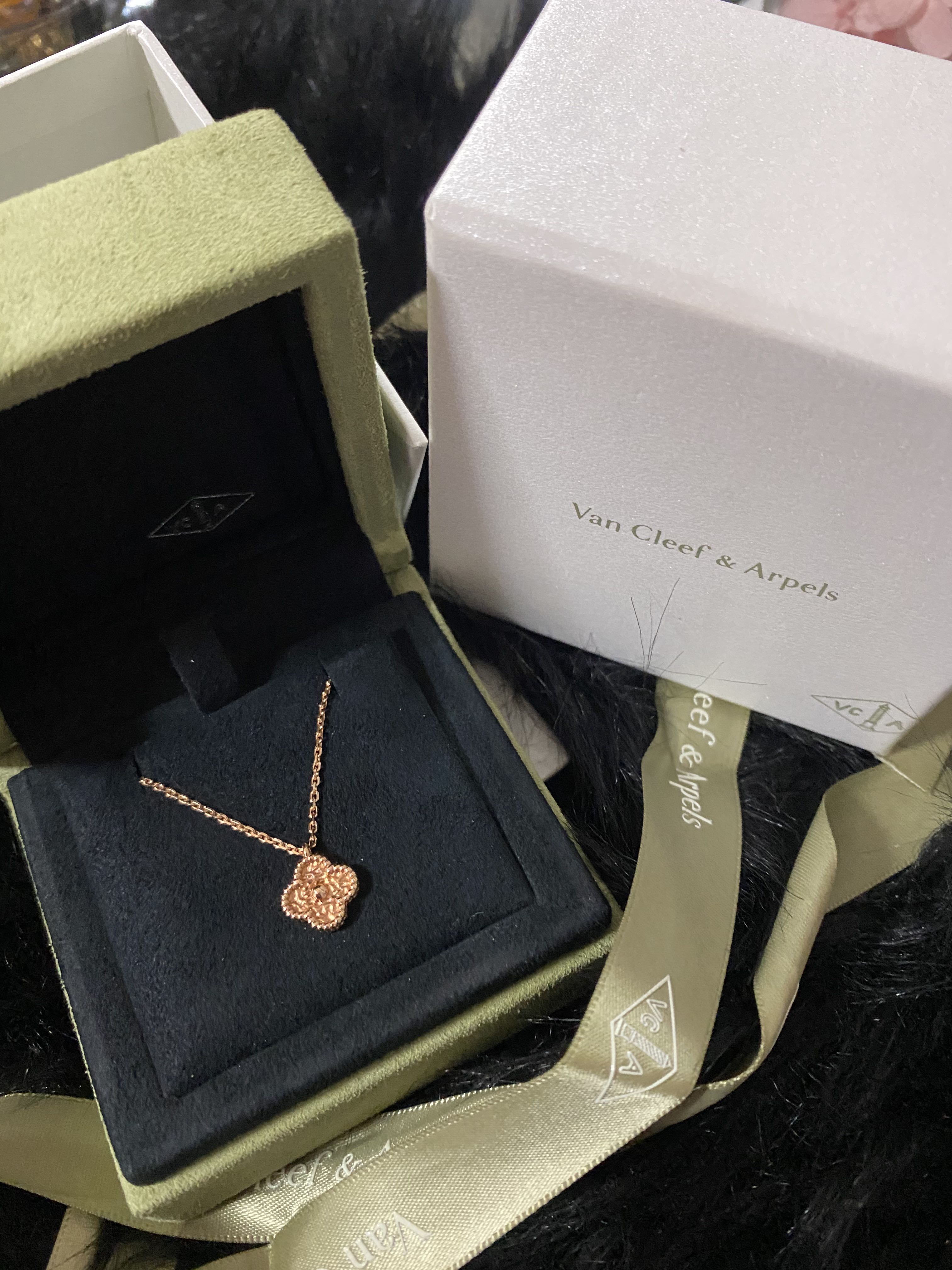 Van Cleef & Arpels 18K Rose Gold Carnelian Sweet Alhambra Pendant Neck –  THE CLOSET