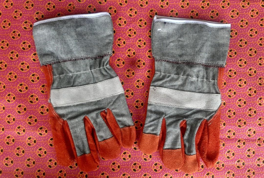 Welding Gloves (Category: Construction Tools & Equipment) located in Baguio. Submitted by missyjhen81 (Listing ID 1072633470, Image 1). Description: .