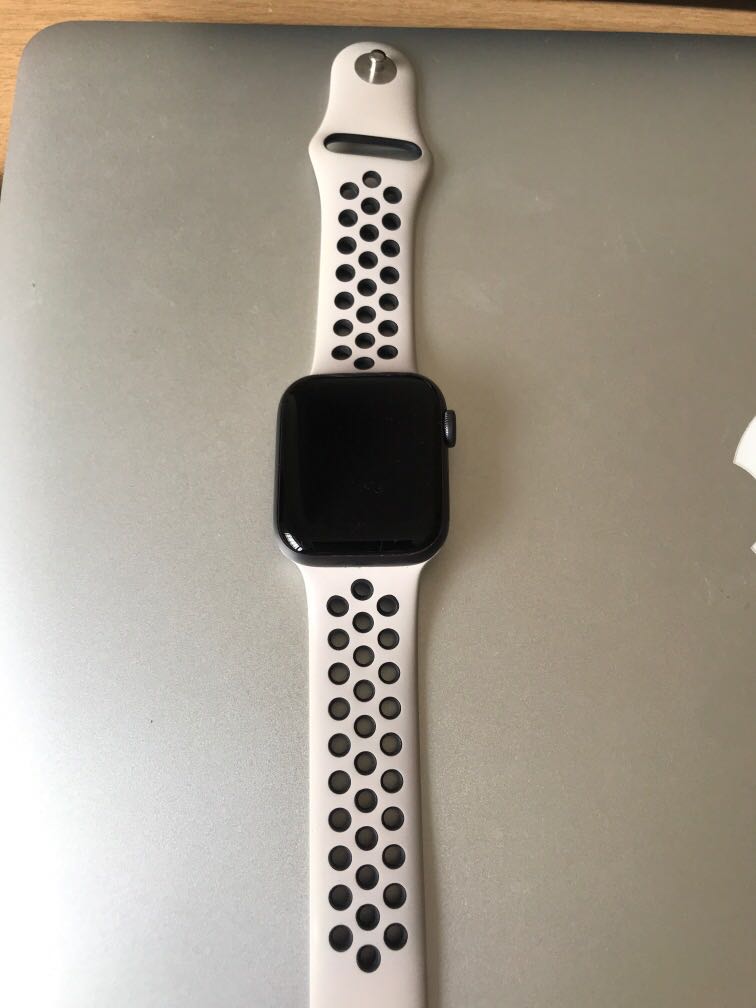 Apple Watch Series 5 40mm wifi + Nike Sport Band, Mobile Phones \u0026 Gadgets,  Wearables \u0026 Smart Watches on Carousell