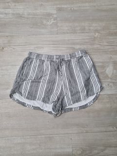(Category: ) located in . Submitted by 2closets.co (Listing ID 1076494640, Image 1). Description: .