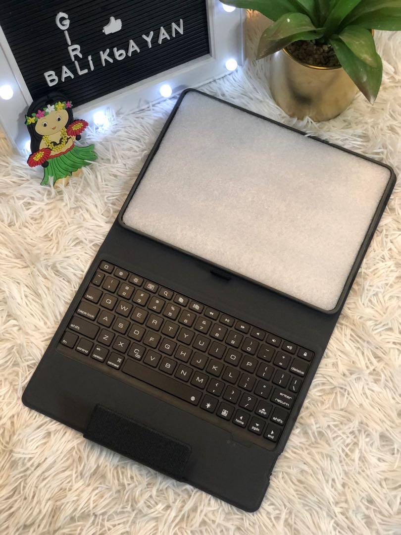 New! iPad 9.7 wireless keyboard leather case (Category: Cases & Sleeves) located in Marikina City. Submitted by girlbalikbayan (Listing ID 1076514020, Image 2). Description: SALE-abration🥳 Carry your iPad with ease and mimic the feel of a laptop. Slim, sturdy and attractive design. The unique leather pattern on the exterior of the case gives you a different visual experience and sophistication. Forget about awkward on-screen typing. Now you can 