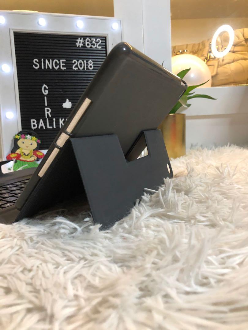 New! iPad 9.7 wireless keyboard leather case (Category: Cases & Sleeves) located in Marikina City. Submitted by girlbalikbayan (Listing ID 1076514020, Image 3). Description: SALE-abration🥳 Carry your iPad with ease and mimic the feel of a laptop. Slim, sturdy and attractive design. The unique leather pattern on the exterior of the case gives you a different visual experience and sophistication. Forget about awkward on-screen typing. Now you can 