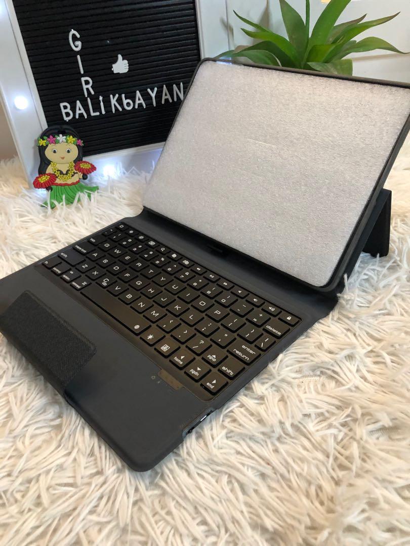 New! iPad 9.7 wireless keyboard leather case (Category: Cases & Sleeves) located in Marikina City. Submitted by girlbalikbayan (Listing ID 1076514020, Image 1). Description: SALE-abration🥳 Carry your iPad with ease and mimic the feel of a laptop. Slim, sturdy and attractive design. The unique leather pattern on the exterior of the case gives you a different visual experience and sophistication. Forget about awkward on-screen typing. Now you can 