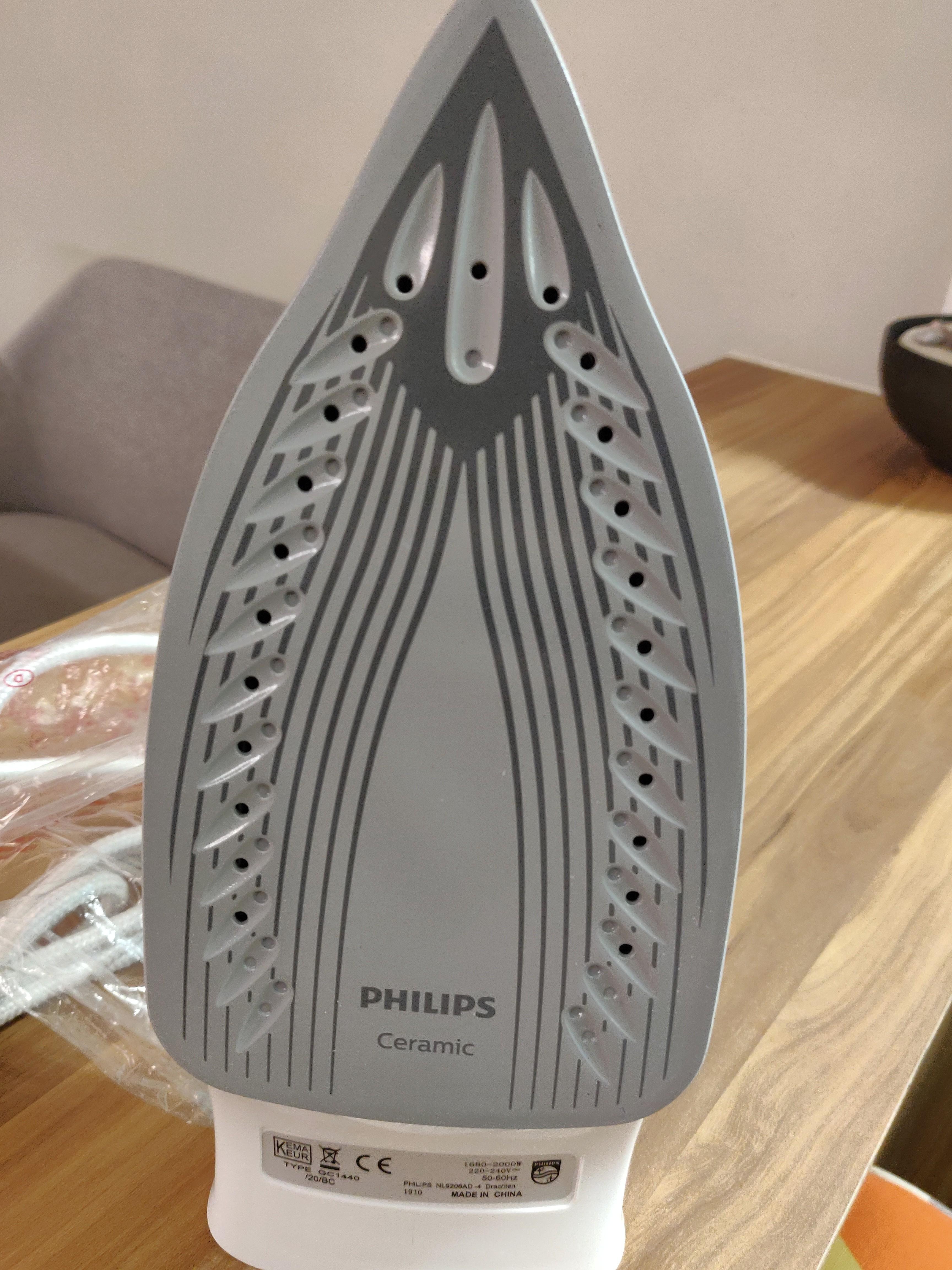 Philips Steam Iron GC1440 New in box