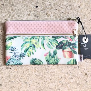 (Category: ) located in . Submitted by closet_etc (Listing ID 1076305576, Image 1). Description: .