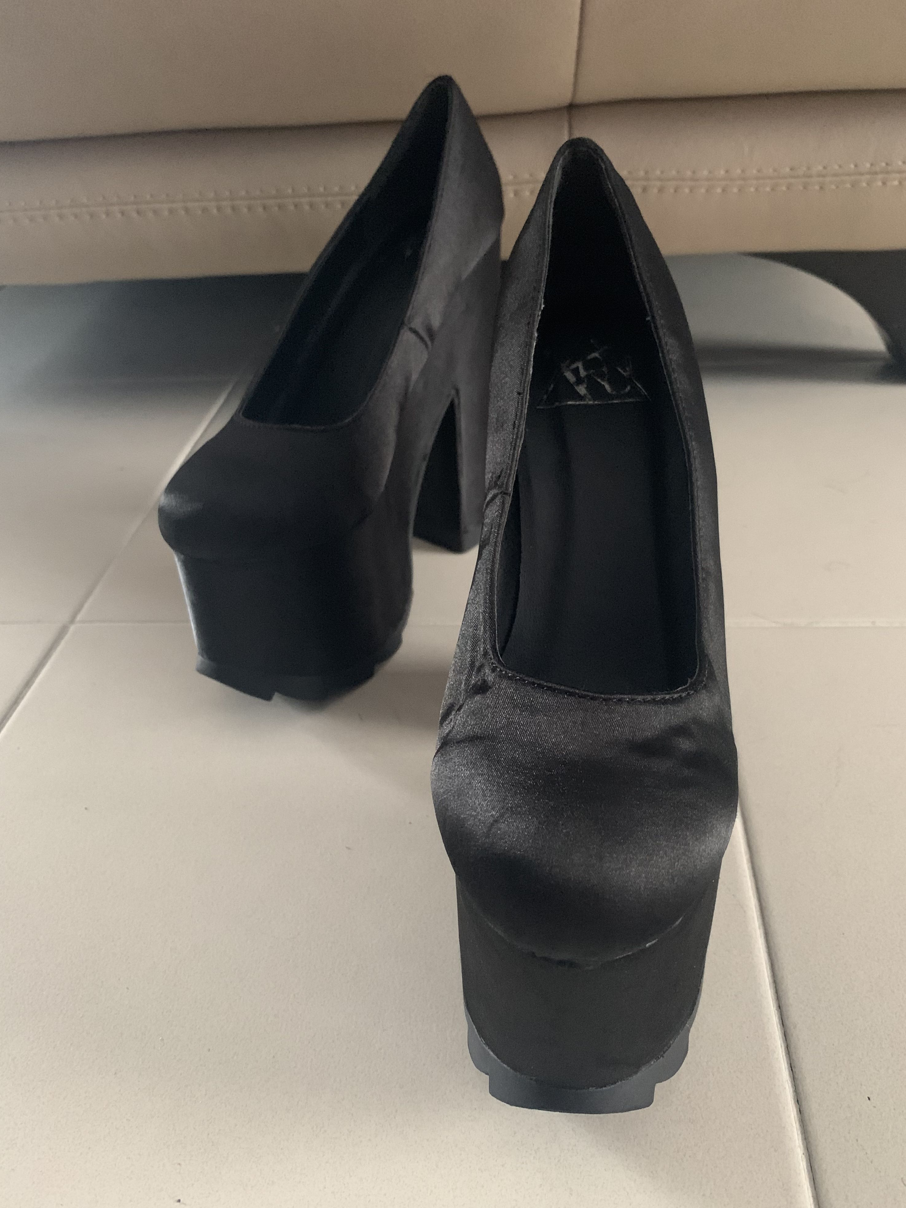 Yru heels discount