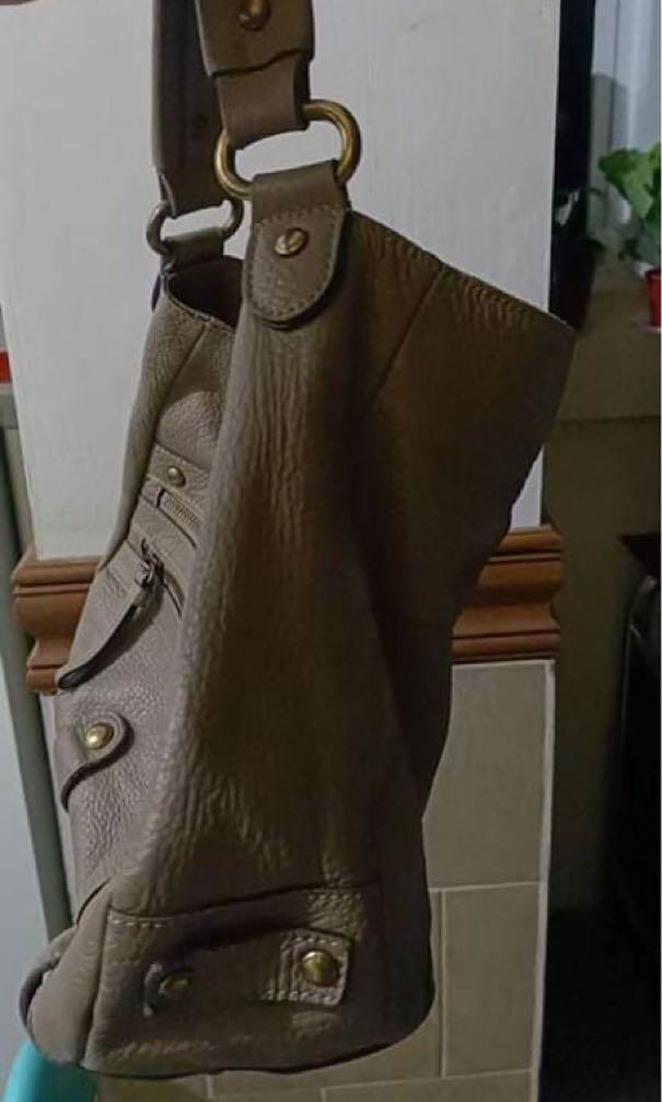 Authentic Burberry Hobo bag (Category: Luxury Bags & Wallets) located in Batangas. Submitted by iammrs (Listing ID 1076637347, Image 3). Description: Authentic Burberry leather shoulder bag in very good condition .