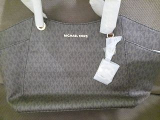 (Category: ) located in . Submitted by decluttering.manila (Listing ID 1076567657, Image 1). Description: .