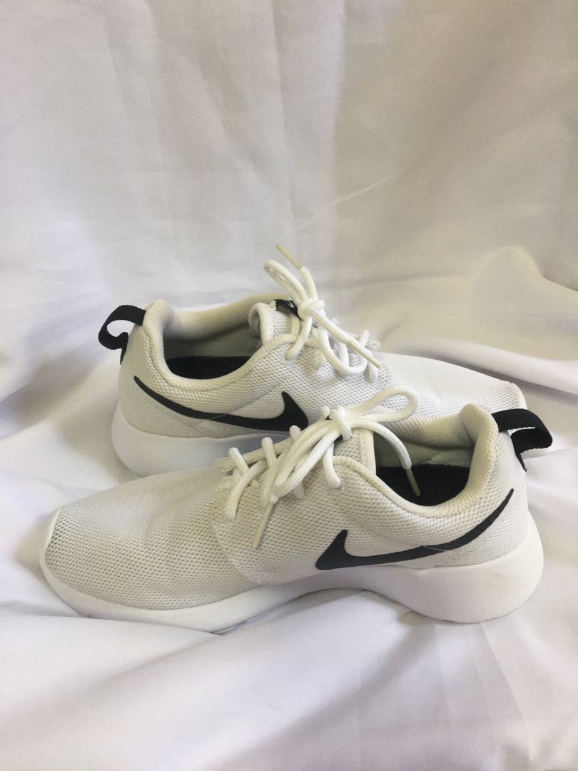 white roshe one womens